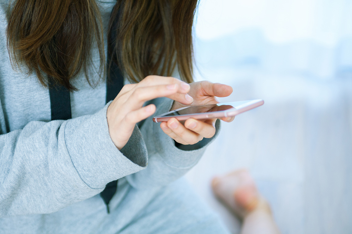 写真：電話をする女性イメージ