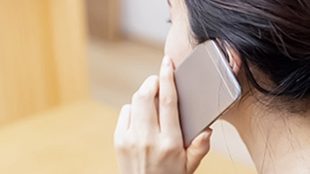 写真：電話をする女性イメージ